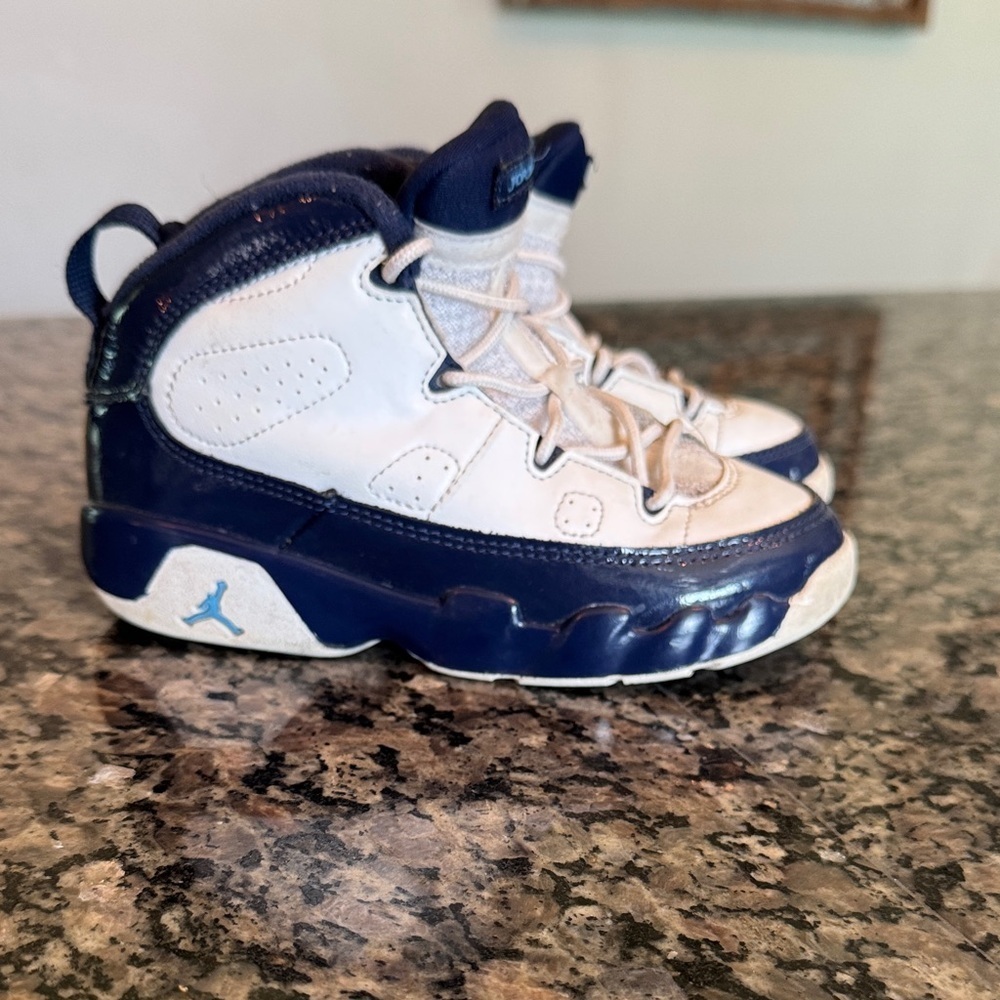 Jordan Kids Navy and White Sneakers EUC 10C